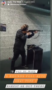 Konstantin Steglich beim Schießtraining mit einer Ak-47 am 9. August 2022 in Osteuropa